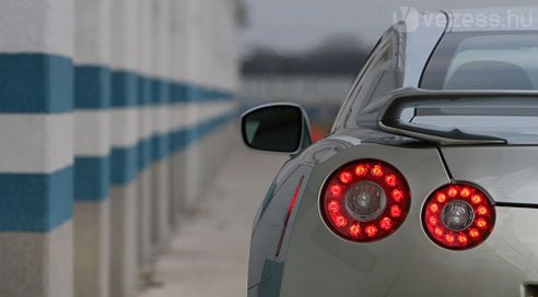 Nissan GT-R: Porschét reggelizik 98