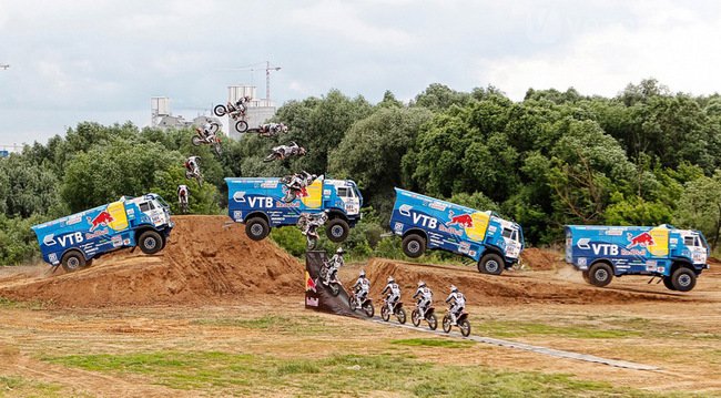 Orosz szaltó: száguldó kamion felett motorral 11