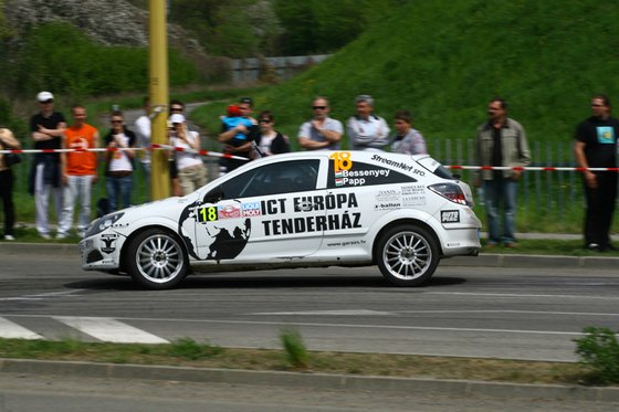 Turán verte a gyári Fordokat 16