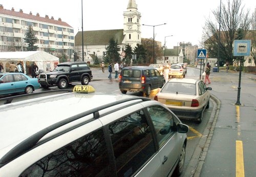 Késsel támadtak a taxisra Hódmezővásárhelyen 1