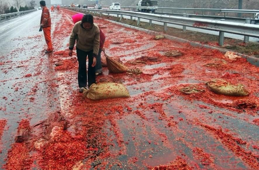 A nap képe: Ragadós rakomány az aszfalton 4