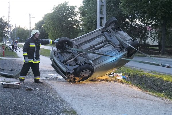 Nap képe:  felborult autó Kecskeméten 1