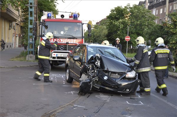 A nap képe – villanyoszlop csapta szét a Suzukit 1