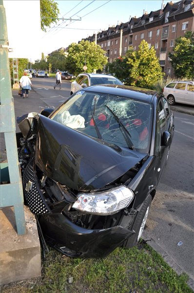 A nap képe – villanyoszlop csapta szét a Suzukit 2