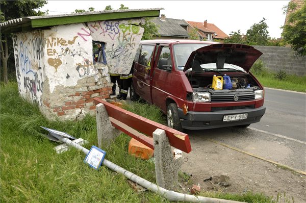 A nap képe: buszmegállónak ütközött a kisbusz 1