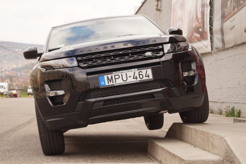 A gördeszkás Range Rover három kerékkel csapja 1