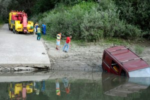 A nap képe: a Tiszába csúszott egy autó 1