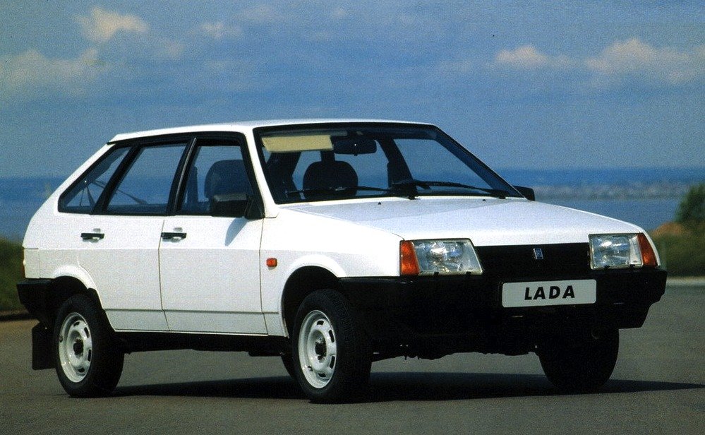 Frontálisan pusztít a Lada 1