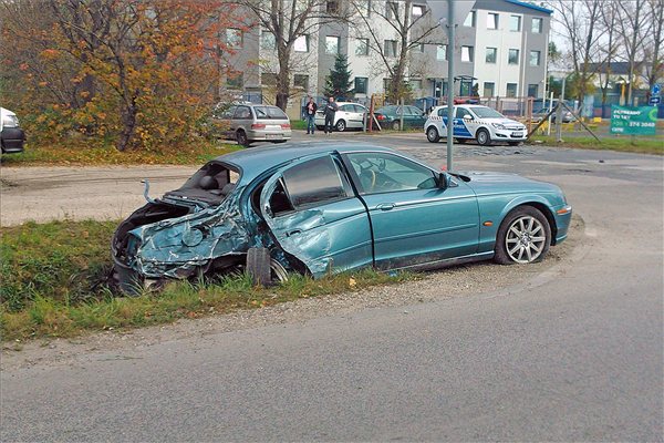 Pusztította a villanyoszlopokat a menekülő autós 1