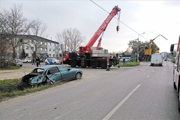 Pusztította a villanyoszlopokat a menekülő autós 2