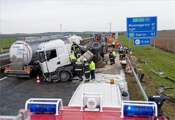 Lezárták az M1-es autópályát 14