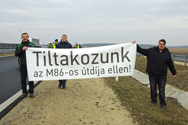 A nap képe – lezárással tiltakoztak az útdíj ellen 6