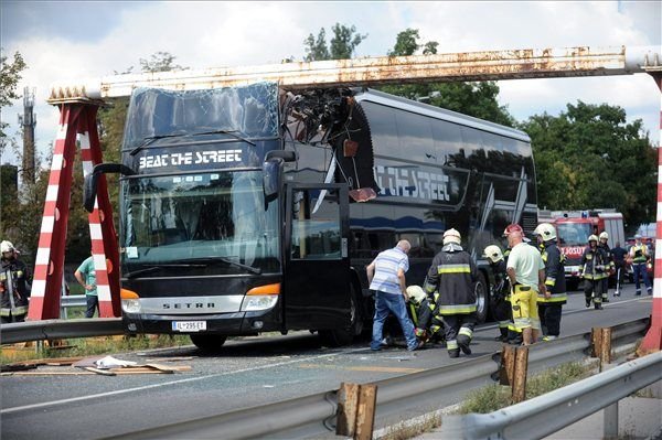 Képeken az év legkegyetlenebb buszbalesete 15