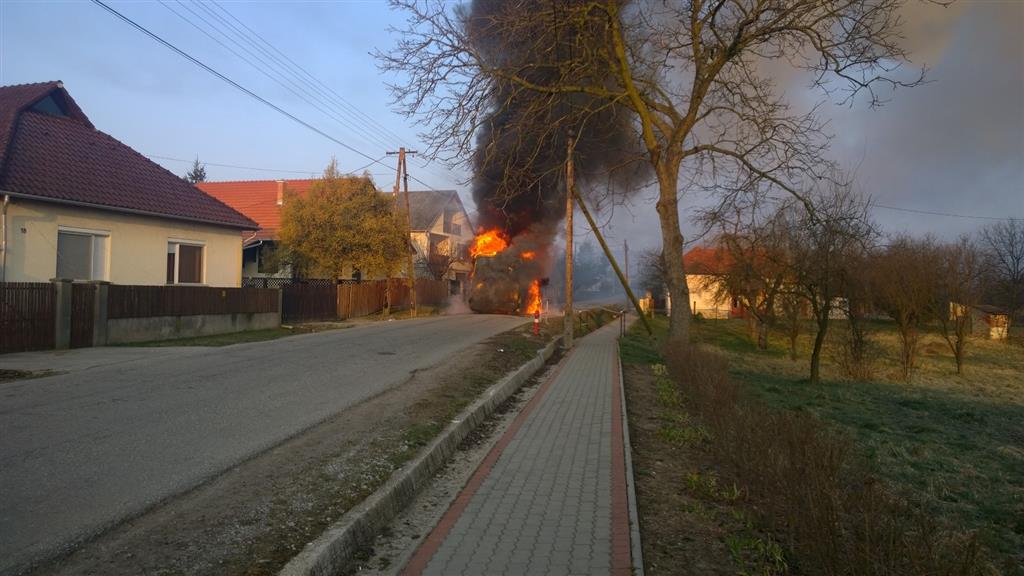 Tábortűzként lángolt egy busz reggel Borsodban 1