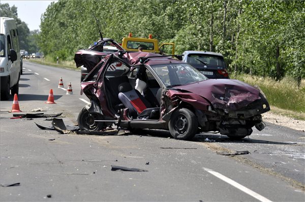 Súlyos baleset a 4-es főúton, lezárták az utat 1