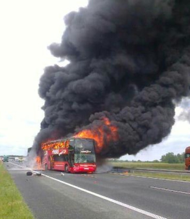 Máglyaként égett egy busz az autópályán 1