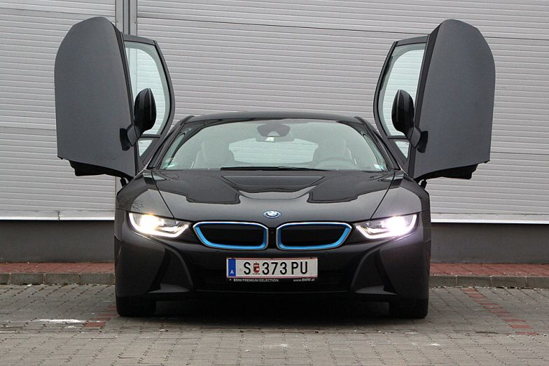 Egy újságíró tetőre vágta a BMW i8-at 12