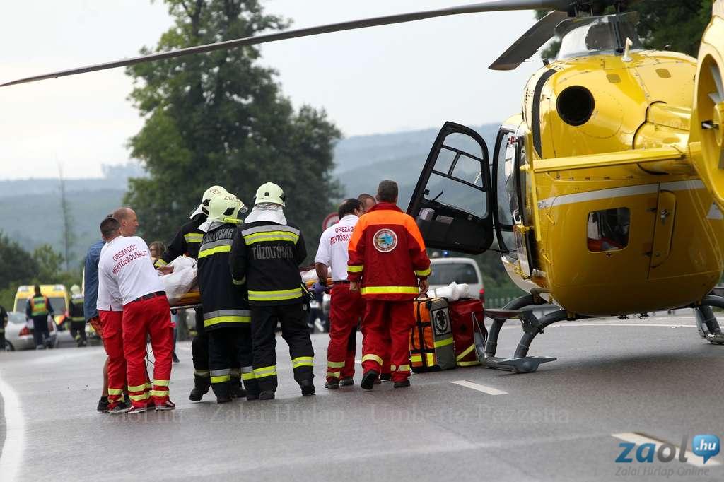 A temetkezési furgont tolták, elütötték őket 5