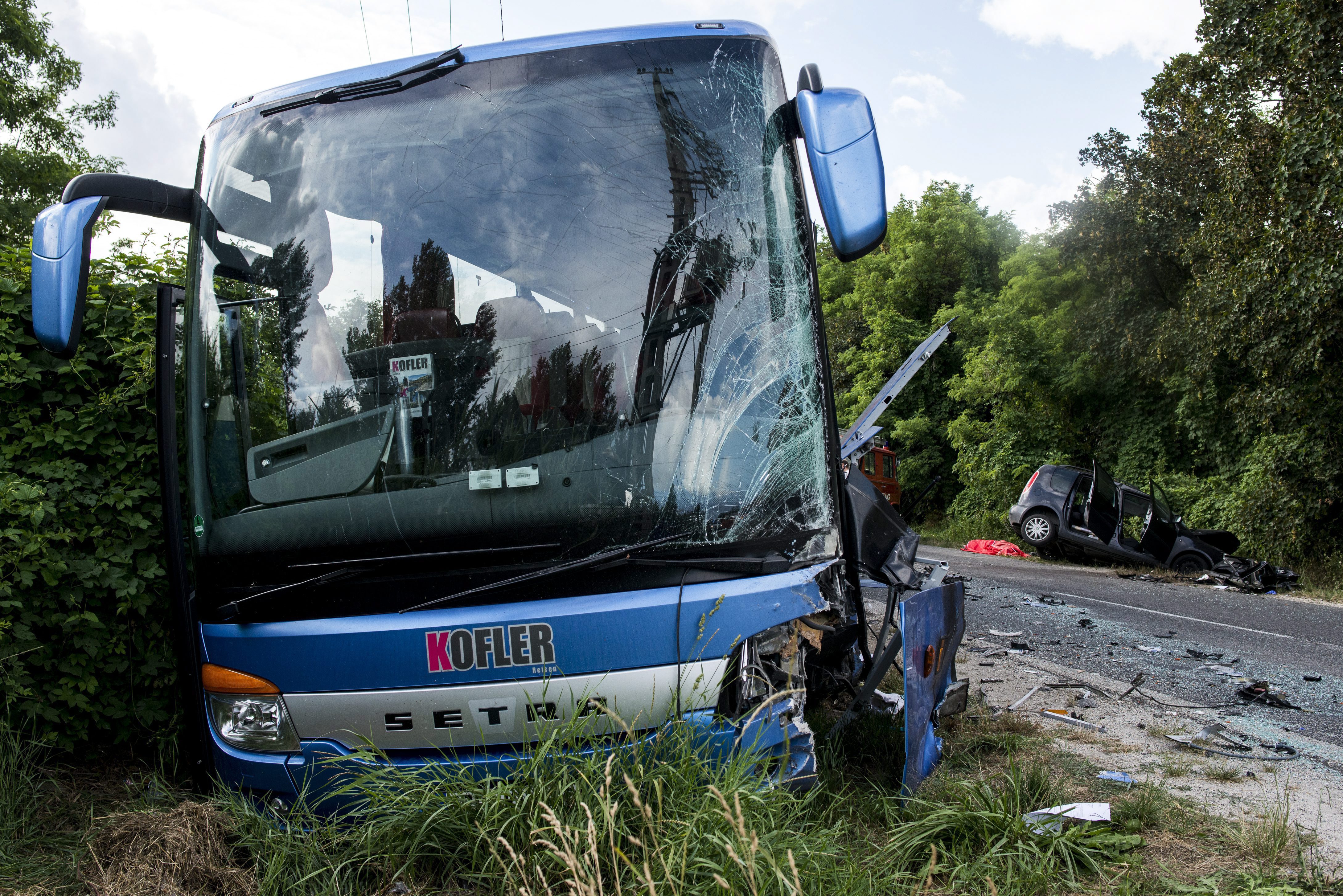 Halálos baleset miatt teljes útzár a 10-es úton 8