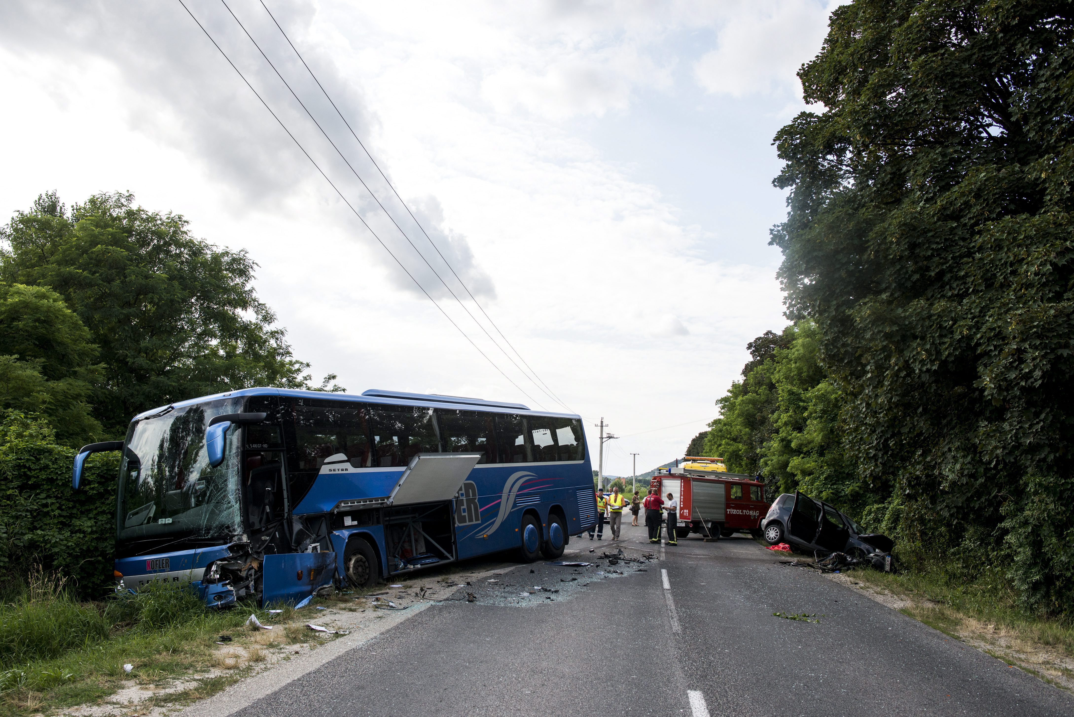 Halálos baleset miatt teljes útzár a 10-es úton 9