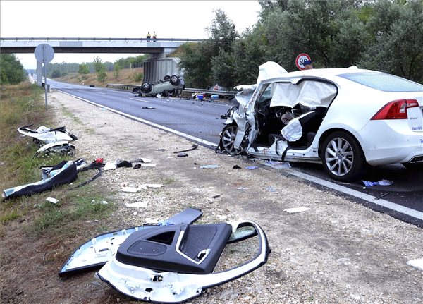 Súlyos tömegkarambol Dunakeszinél, egy ember meghalt 2