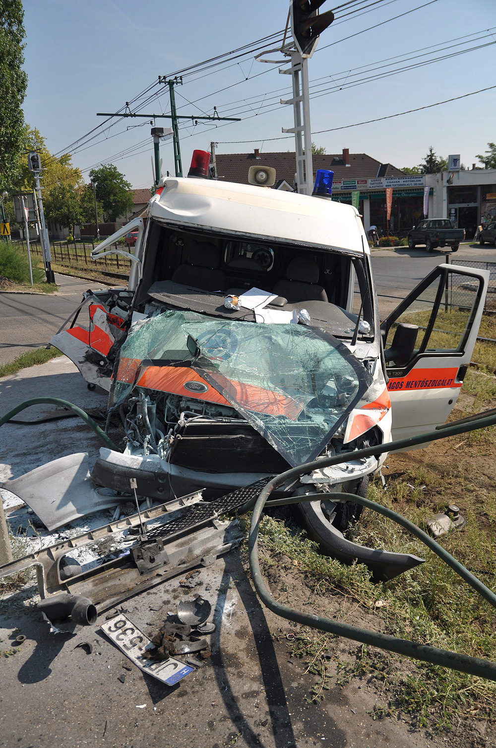 Ripityára zúztak egy mentőautót Budapesten – fotók 1