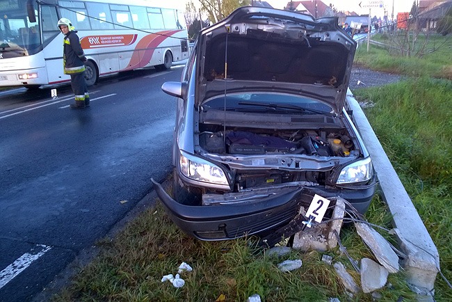 Villanyoszlop dőlt egy buszra, lezárták az 1-es utat 1