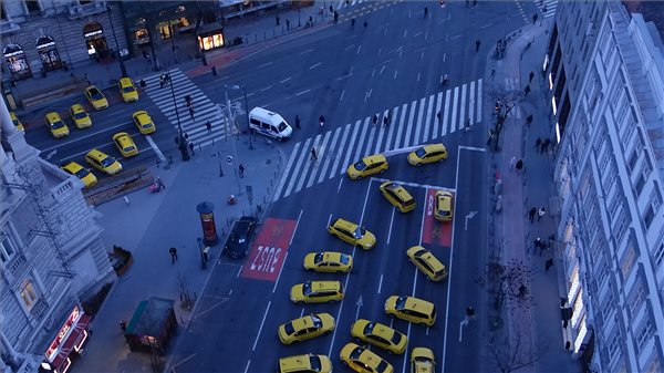 Teljes blokád, csak a mentőket engedik át a taxisok 2